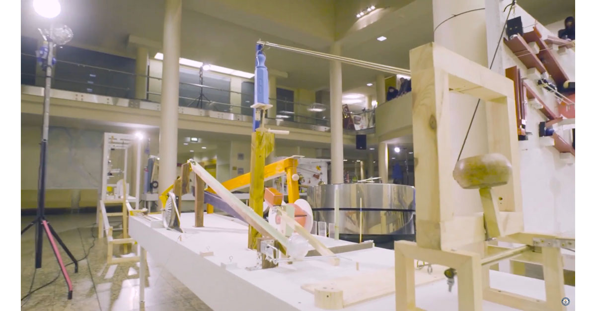 La máquina de Rube Goldberg más grande del mundo enciende el árbol de Navidad