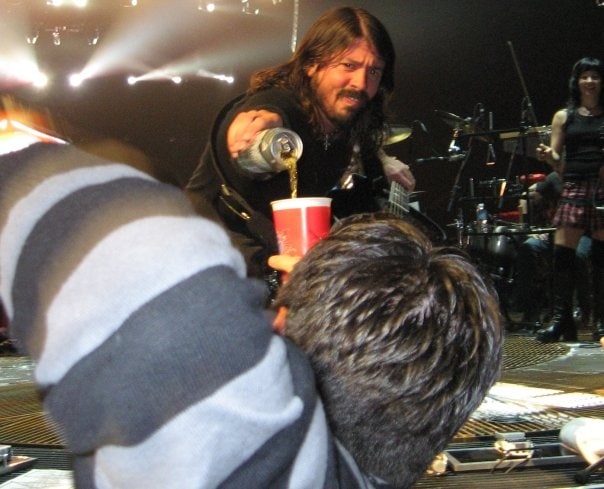 Sigue el ejemplo de Dave Grohl y vierte una cerveza a tus fans