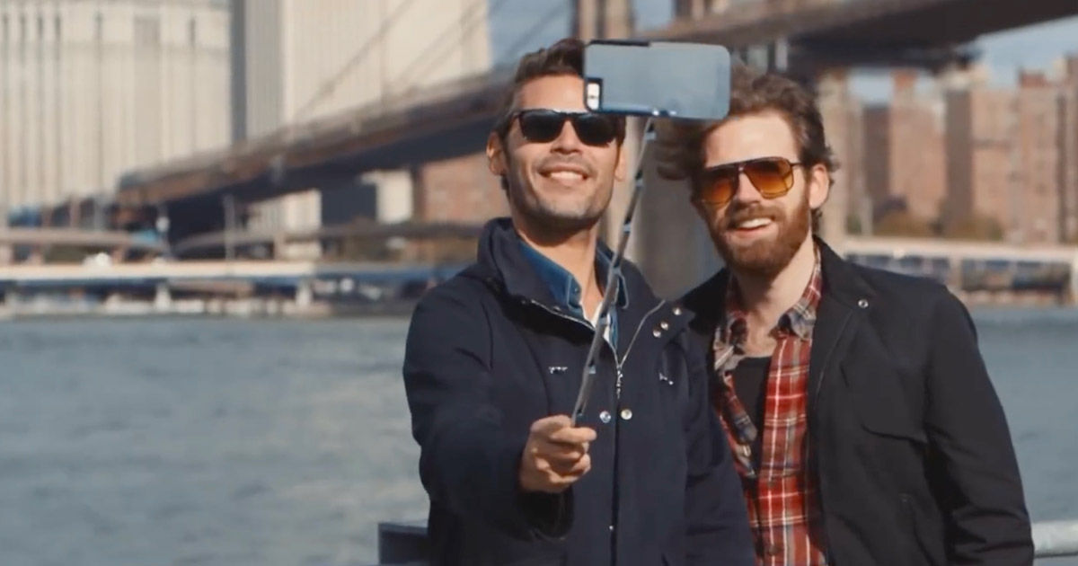 Stickbox es una funda para iPhone con Selfie Stick incorporado
