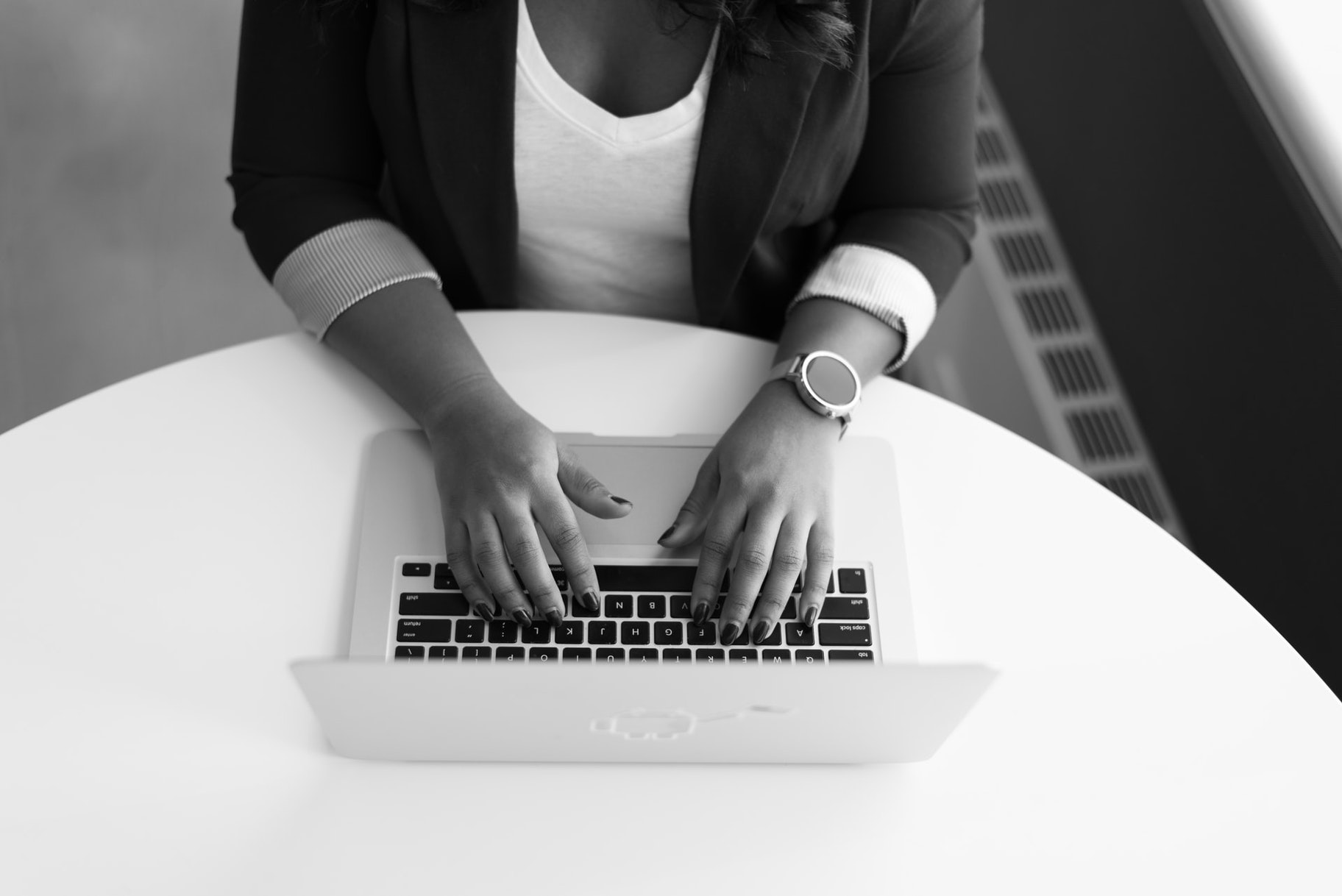 imagen en blanco y negro de una mujer usando una laptop