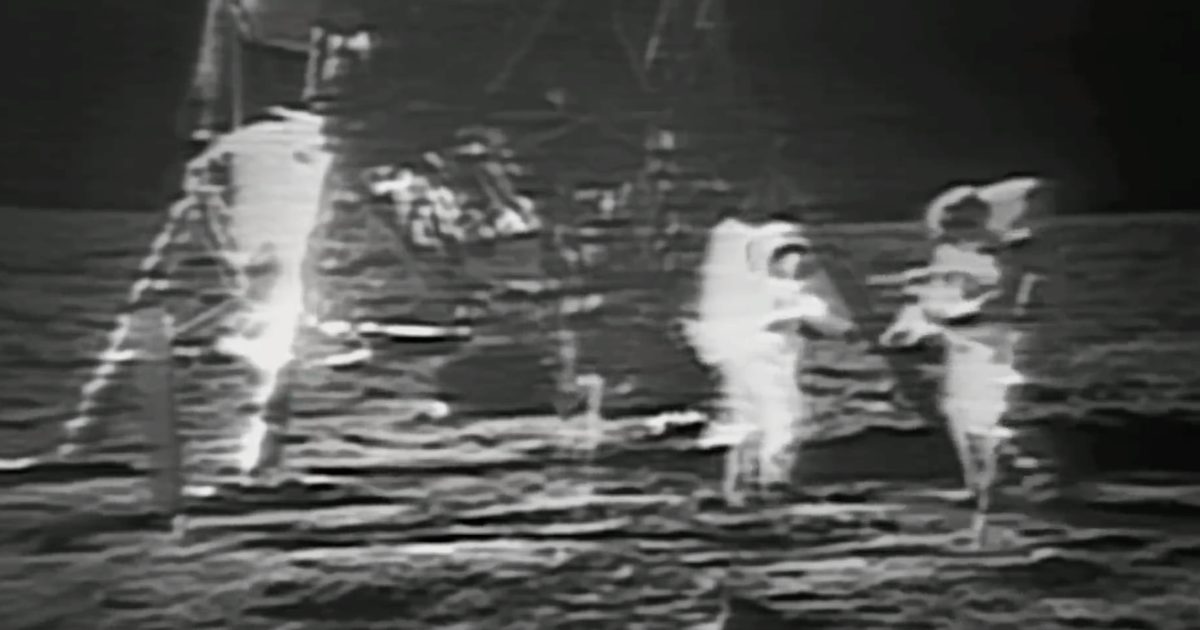Video restaurado del Moonwalk original del Apolo 11