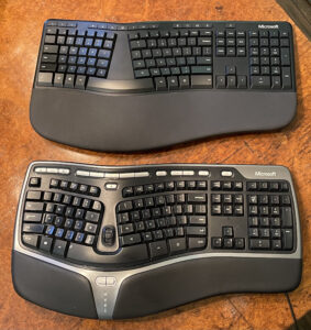 El nuevo teclado ergonómico de Microsoft (arriba) y mi querido teclado ergonómico natural 4000 de Microsoft (abajo). 