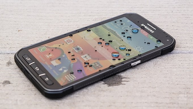 ¿Buscas un Galaxy S6 resistente al agua y al polvo?  Puede que tengas que esperar hasta mayo